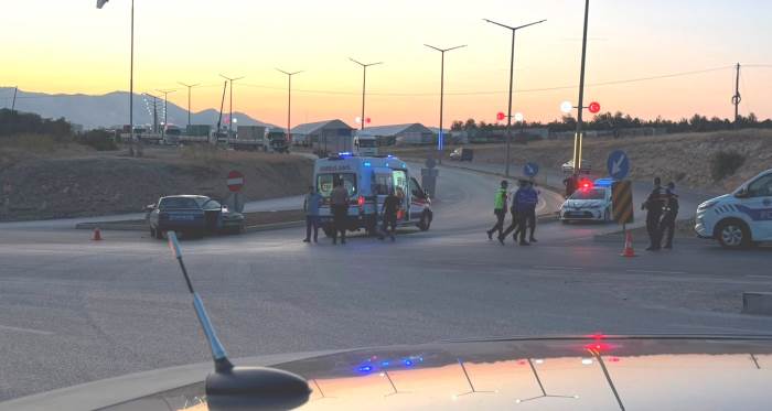 Kütahya’da iki otomobil çarpıştı: Sürücü olay yerinden kaçtı Kütahya’da iki otomobil çarpıştı: Sürücü olay yerinden kaçtı