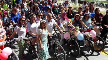 Kütahya’Da İlk Kez Düzenlenen ’Süslü Kadınlar Bisiklet Turu’ Renkli Görüntülere Sahne Oldu
