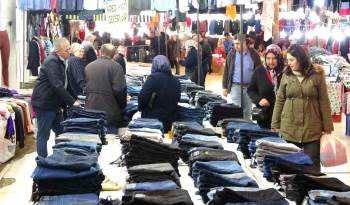 Kütahya’Da Kıyafet Pazarı Vatandaşların Akınına Uğruyor

