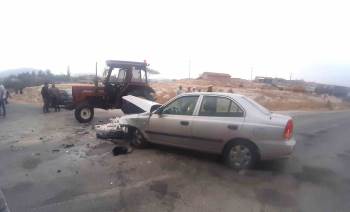 Kütahya’Da Otomobil İle Traktör Çarpıştı: 3 Yaralı

