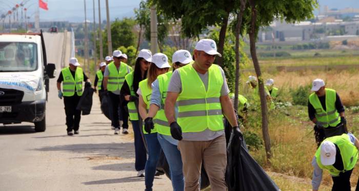 Kütahya OSB’de 100’ü aşkın gönüllü çöp topladı Kütahya OSB’de 100’ü aşkın gönüllü çöp topladı