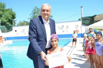 Minik Yüzücüler Katılım Belgelerini Başkan Bakkalcıoğlu’Nun Elinden Aldı
