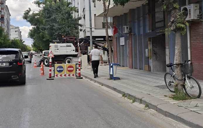 Mustafa Kemal Atatürk Caddesi’nde çalışma trafiği yavaşlattı Mustafa Kemal Atatürk Caddesi’nde çalışma trafiği yavaşlattı