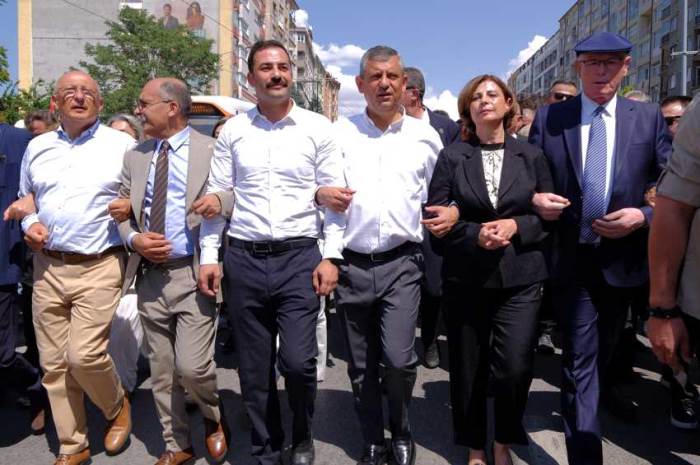 Özgür Özel Eskişehirlilerle kol kola: “Eskişehir’i nasıl yönetiyorsak Türkiye’yi de öyle yöneteceğiz” Özgür Özel Eskişehirlilerle kol kola: “Eskişehir’i nasıl yönetiyorsak Türkiye’yi de öyle yöneteceğiz”