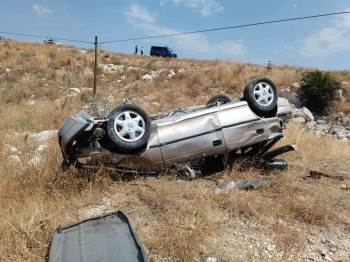 Şarampolden Düşüp Hurdaya Dönen Aracın Sürücüsü Kazayı Yaralı Atlattı
