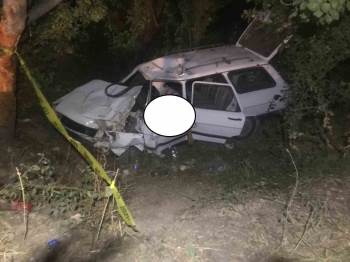 Şarampole Girip Ağaca Çarpan Otomobilde 2 Kişi Öldü, 1 Kişi Yaralandı
