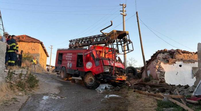 Seyitgazi’de itfaiye aracı kaza yaptı, 3 personel yaralandı Seyitgazi’de itfaiye aracı kaza yaptı, 3 personel yaralandı