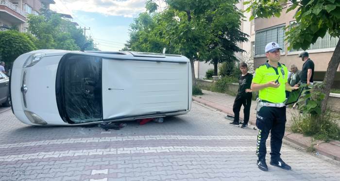 Tavşanlı’da otomobil yan yattı: 2 yaralı Tavşanlı’da otomobil yan yattı: 2 yaralı
