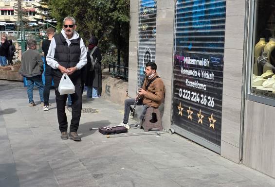 Tek ayağıyla hayata tutunan sanatçı sokakları şenlendiriyor Tek ayağıyla hayata tutunan sanatçı sokakları şenlendiriyor