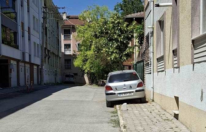 Uluönder’de kaldırım işgali yayaları zorladı Uluönder’de kaldırım işgali yayaları zorladı