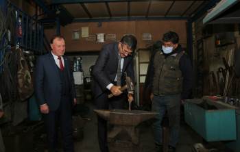 Vali Ali Çelik Sanayi Esnafını Ziyaret Etti, Demire Şekil Verdi
