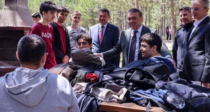 Vali Sözer’den YKS öncesi öğrencilere moral buluşması Vali Sözer’den YKS öncesi öğrencilere moral buluşması