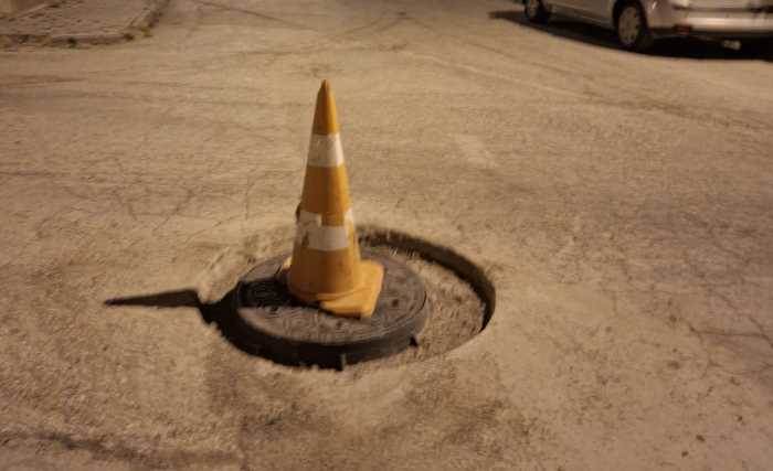 Yol ortasındaki tehlikeye geçici çözüm: Duba koydular Yol ortasındaki tehlikeye geçici çözüm: Duba koydular