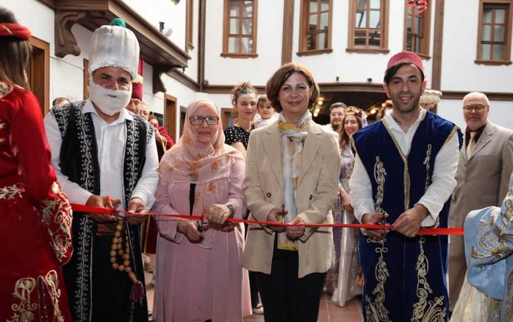 “Geçmişin Zarafeti” Saray ve Halk Oyunu Kıyaf…