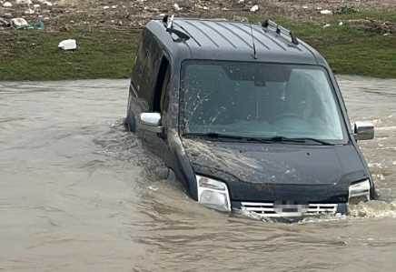 Afyon'da aracıyla çayı geçmeye çalışırken sud…