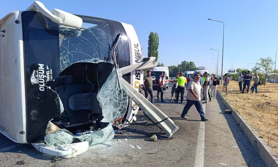 Afyonkarahisar’da yolcu otobüsü devrildi: Çok…