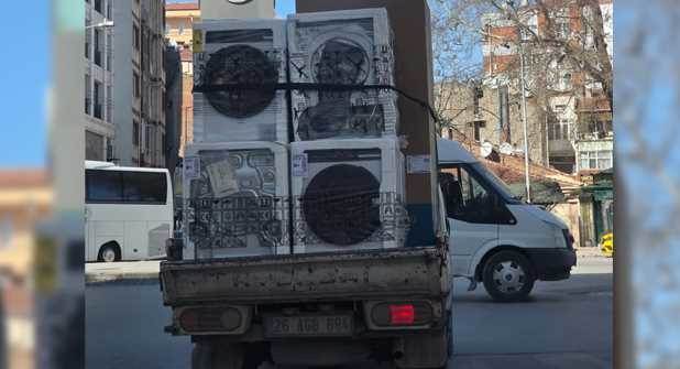 Aşırı yüklenmiş kamyonet Eskişehir trafiğini …