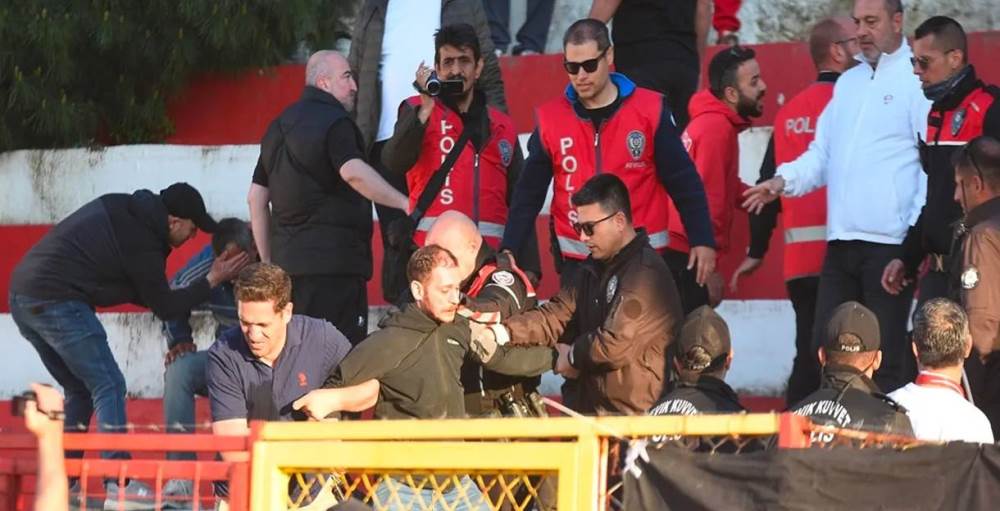 Ayvalıkgücü Belediyespor ile Karşıyaka taraft…