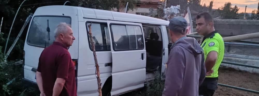 Bahçeye dalan minibüs alev aldı: Ev sahipleri…