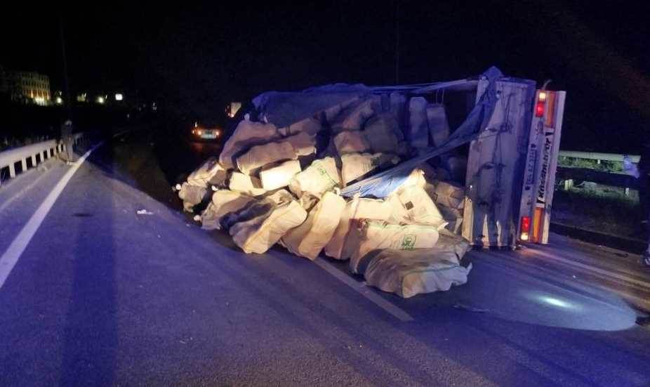 Bilecik Osmaneli’de tır devrildi: 1 sürücü ya…