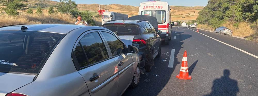 Bilecik'te 4 araç birbirine girdi: 2 çocuk ya…