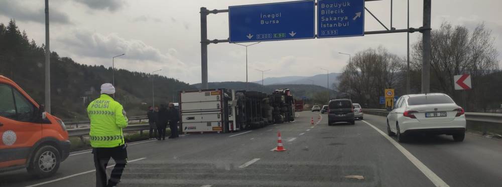Bilecik’te kontrolden çıkan tır devrildi: Tra…