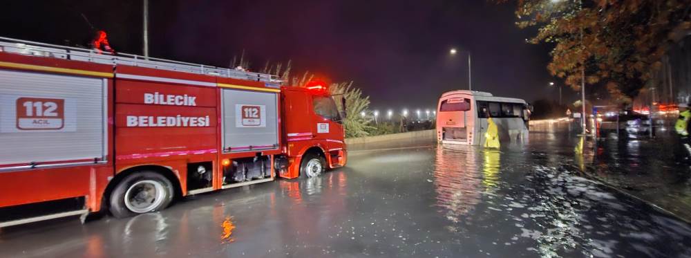 Bilecik’te sağanak sonrası işçi servisi yolda…