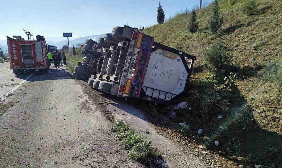 Bilecik'te tır devrildi: Sürücüsü yaralandı