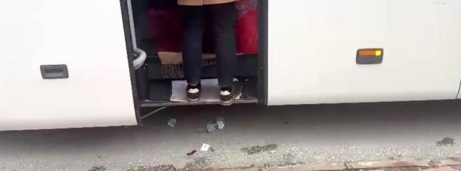 Bilecik’te tur otobüsünden yola atılan çöpler…