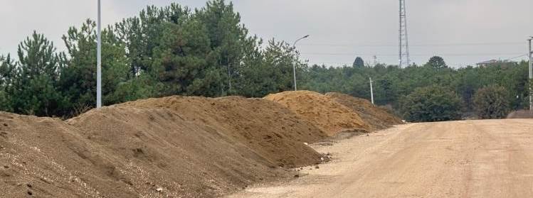Bilecik’te yol kenarına dökülen kumlar tehlik…