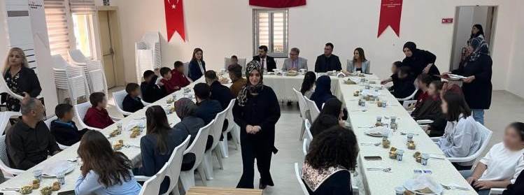 Bozüyük Kaymakamı Helvacı çocuklarla aynı sof…