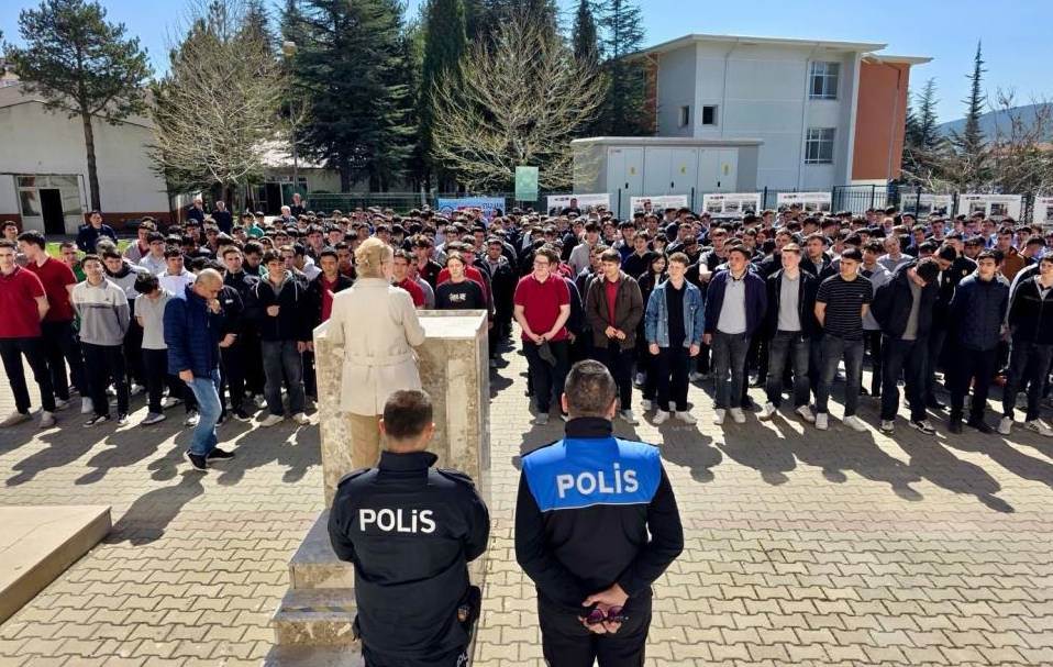 Bozüyük’te gençlere bilinçli internet kullanı…