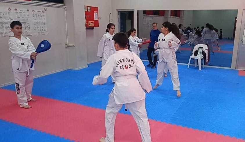 Çamlıca Spor Salonu, genç taekwondoculara ev sahipliği yapıyor