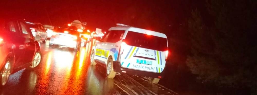 Dere taşması yolu tek şeride düşürdü