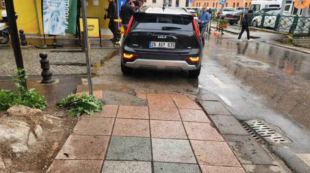 Engelli rampalarını kapatan araçlar tepki çek…