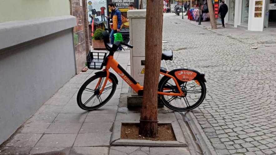 Eskişehir Çarşı Camii önünde bisiklet engeli