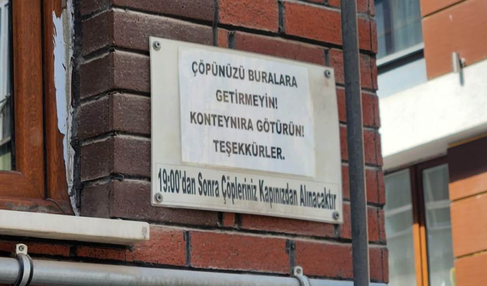 Eskişehir'de apartmandan dikkat çeken çöp uya…