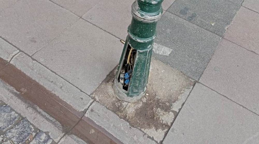 Eskişehir’de aydınlatma direğinin kabloları k…