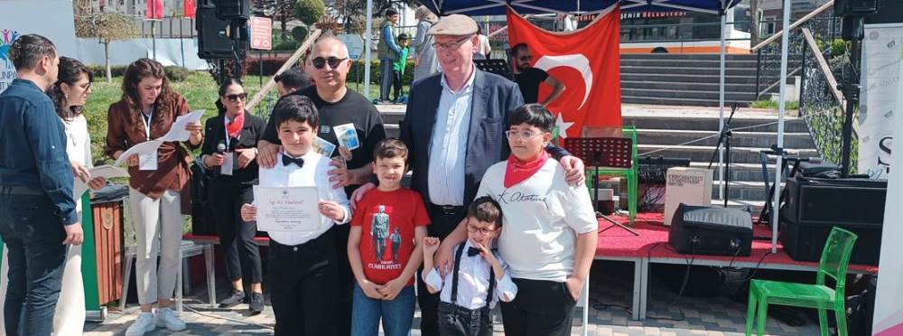 Eskişehir’de çocuklar Cumhuriyet Parkı’nda bi…