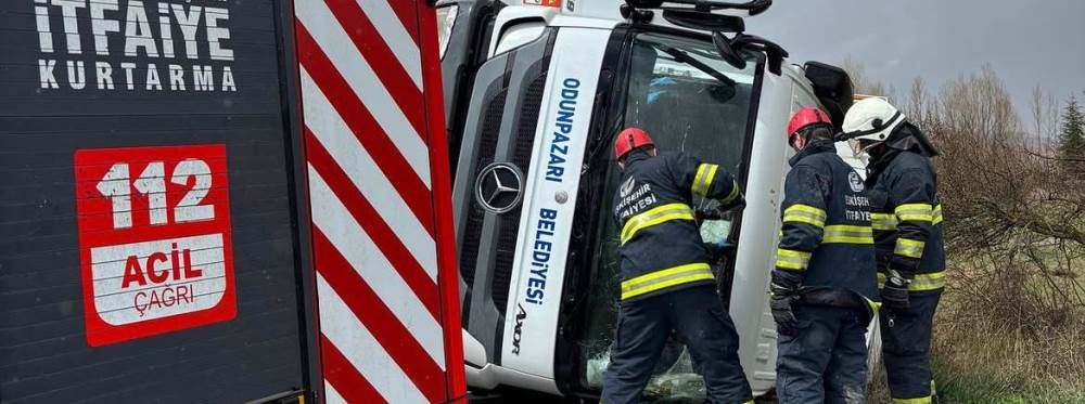 Eskişehir’de çöp kamyonu devrildi: 3 yaralı!