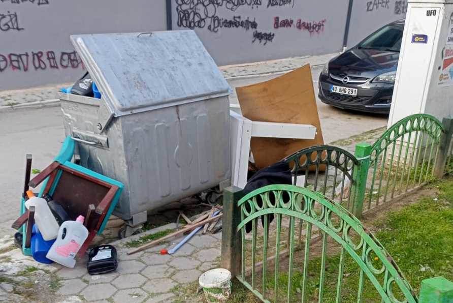 Eskişehir'de çöp konteyneri dolup taşıyor