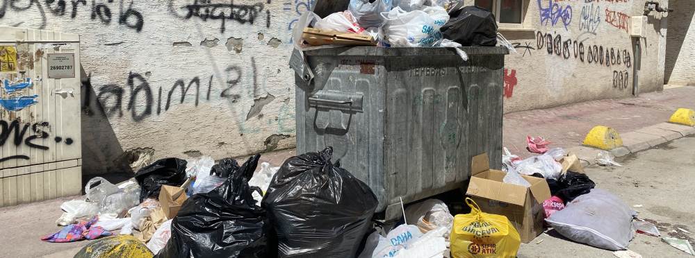 Eskişehir'de çöpler sokağa taştı: Vatandaş is…