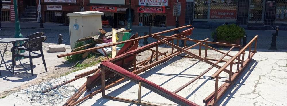 Eskişehir’de demir profiller yaya yolunu kapa…