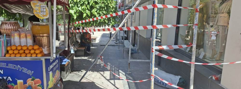 Eskişehir'de dış cephe çalışması yaya yolunu …