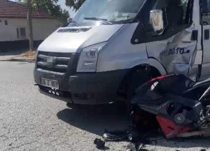 Eskişehir'de dolmuş ile motosiklet çarpıştı! …