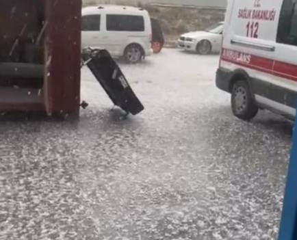 Eskişehir’de dolu sürprizi: Sokaklar beyaza büründü