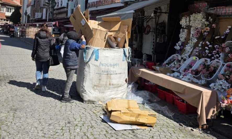 Eskişehir'de el arabasıyla geri dönüşüm atığı…