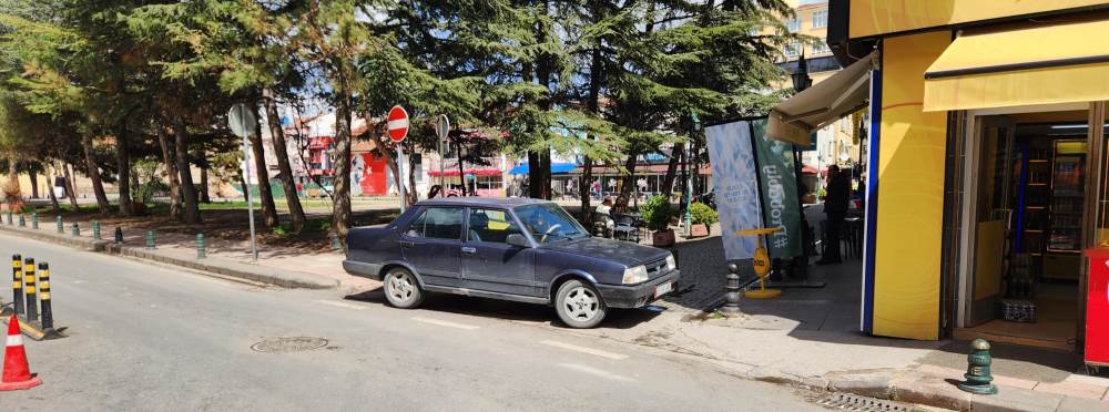 Eskişehir'de hatalı parklar yayaları ve engel…