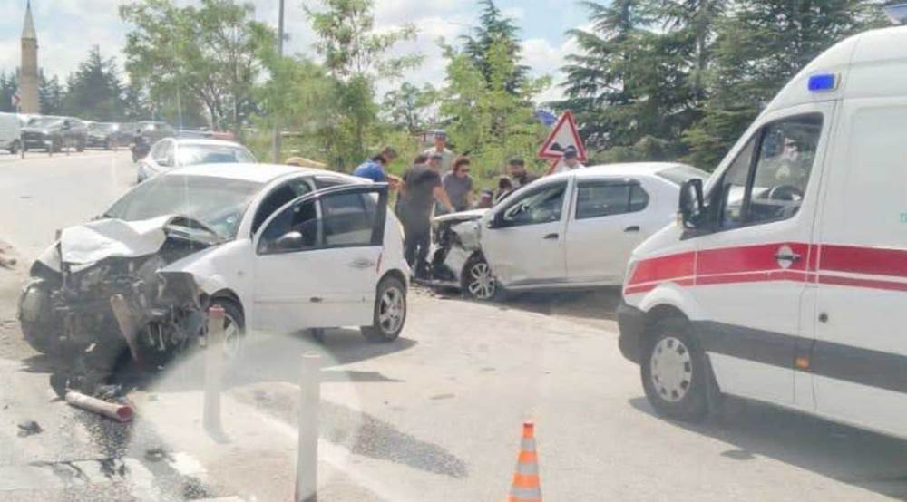 Eskişehir'de iki otomobil kafa kafaya çarpışt…