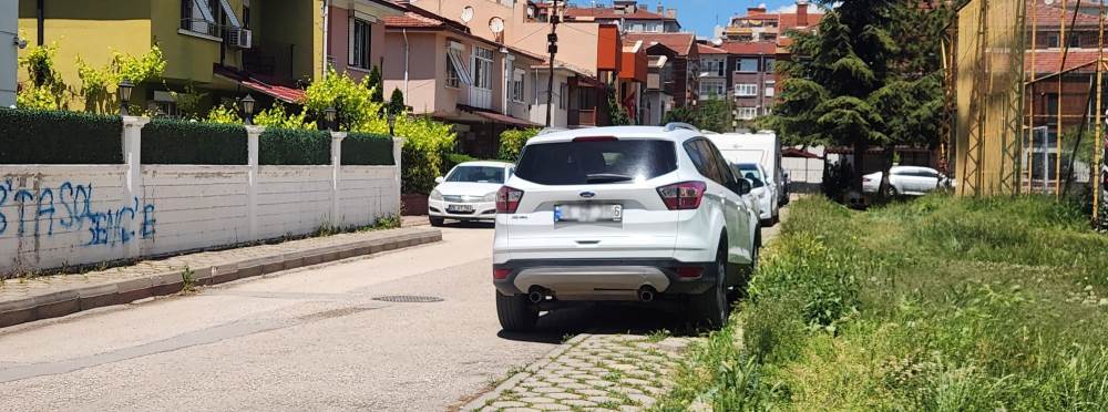 Eskişehir’de kaldırım işgali yayaları zor dur…